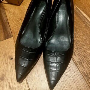 Nine West black Pointy Toe , kitten heel, low Pumps, size 6